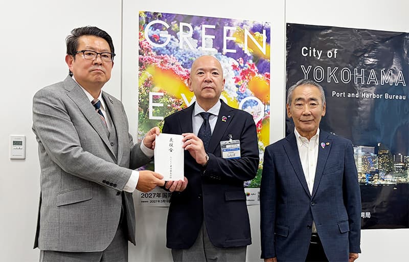 義援金の目録受納式に参加した石戸社長、新保港湾局長、松本市会議員
